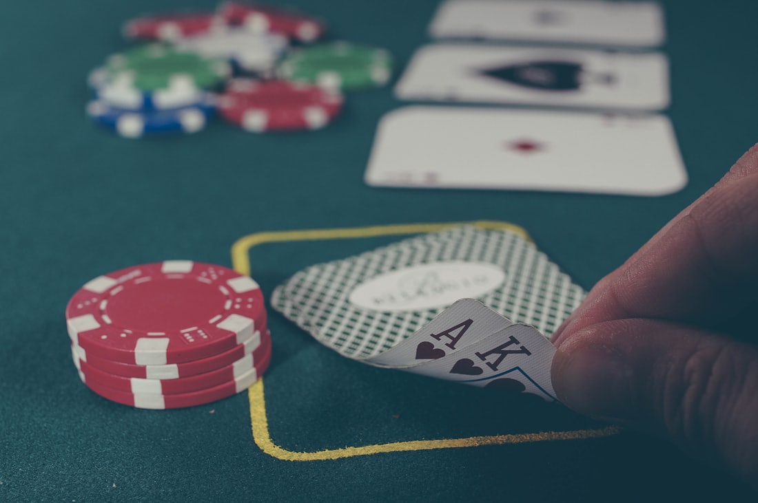 Kartu As dan Raja sekop di atas meja poker