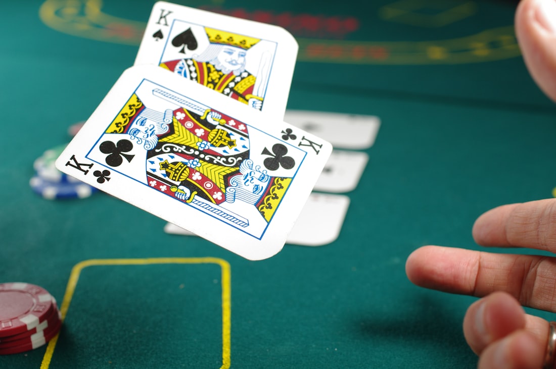 Pemain poker memegang kartu di meja permainan