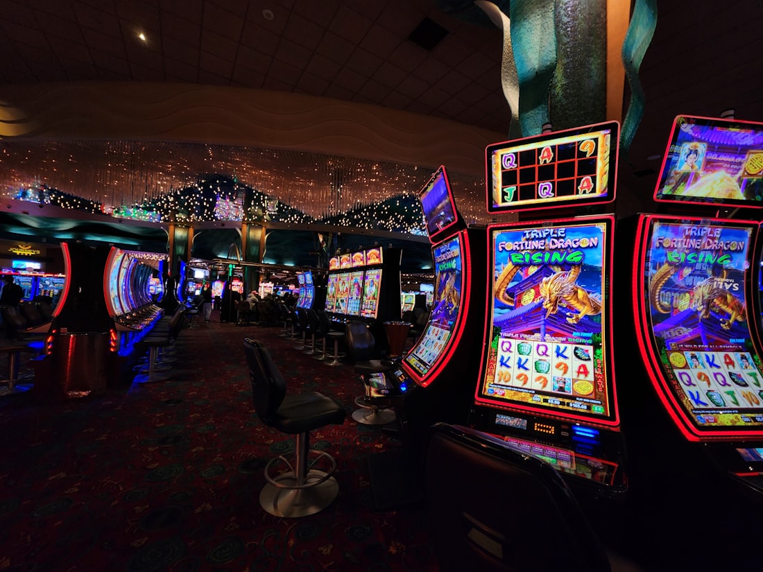 Ruang kasino dengan barisan mesin slot modern